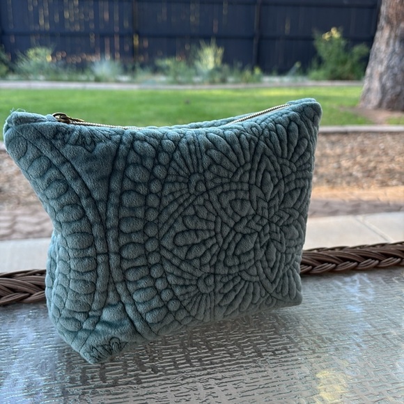 Quilted Teal Pouch 9x 7 - Picture 1 of 8